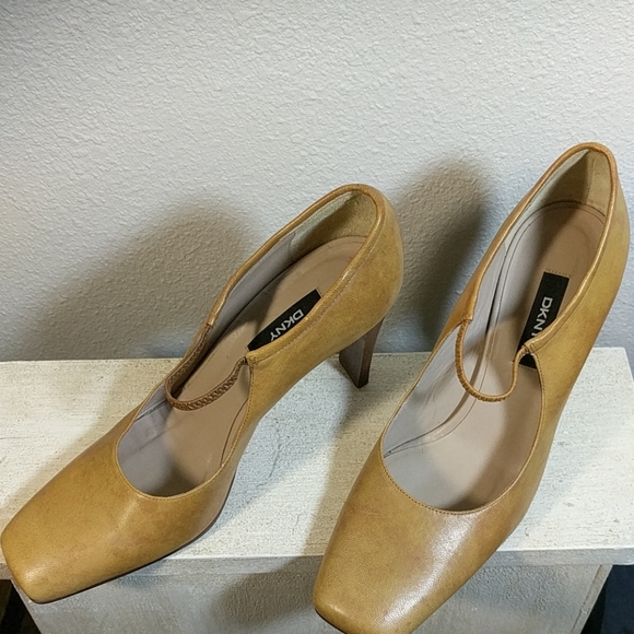 DKNY Italian Made Tan Leather High Heels sz 8 - Picture 2 of 6